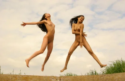 Голые девчонки дурачатся