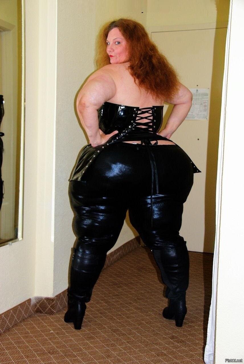 Толстая женщина в латексном костюме