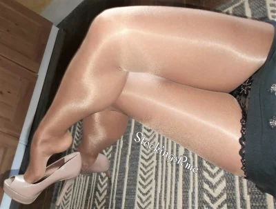 Женские ножки в блестящих колготках