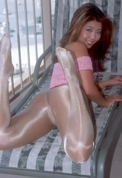 Голые девки в блестящих колготках