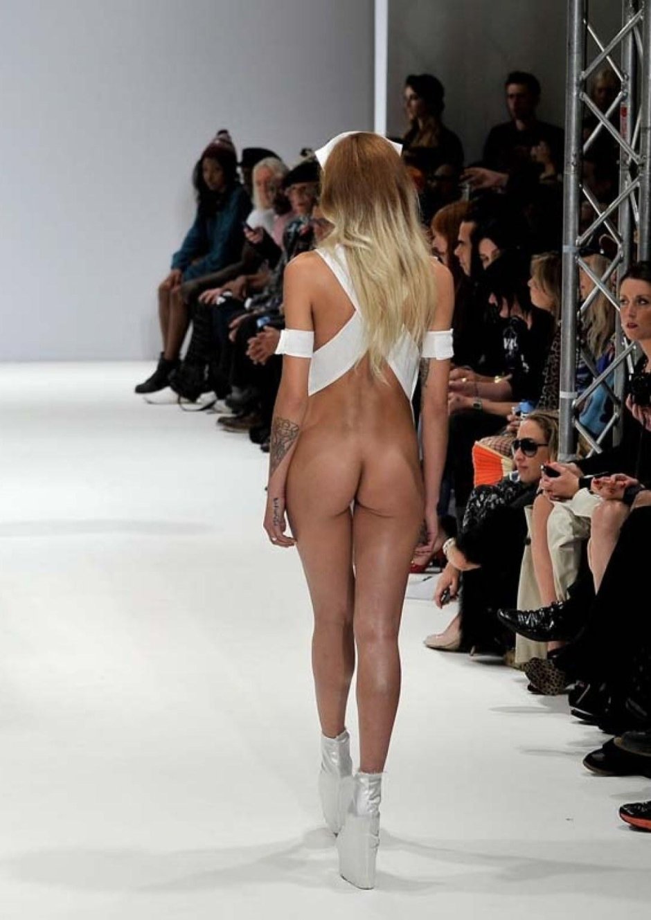 Голые модели на показе мод