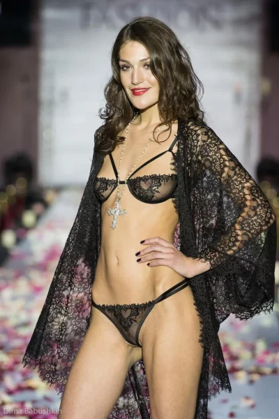 Показ прозрачного нижнего белья