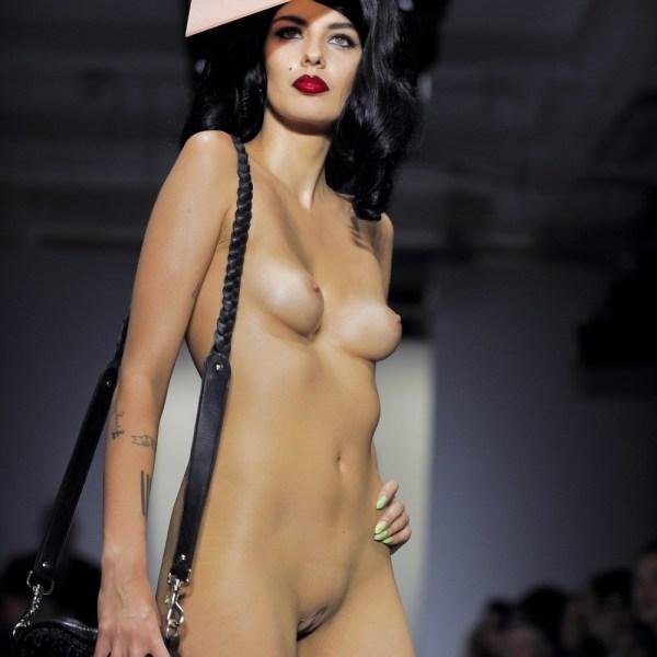 Голые фотомодели на подиуме