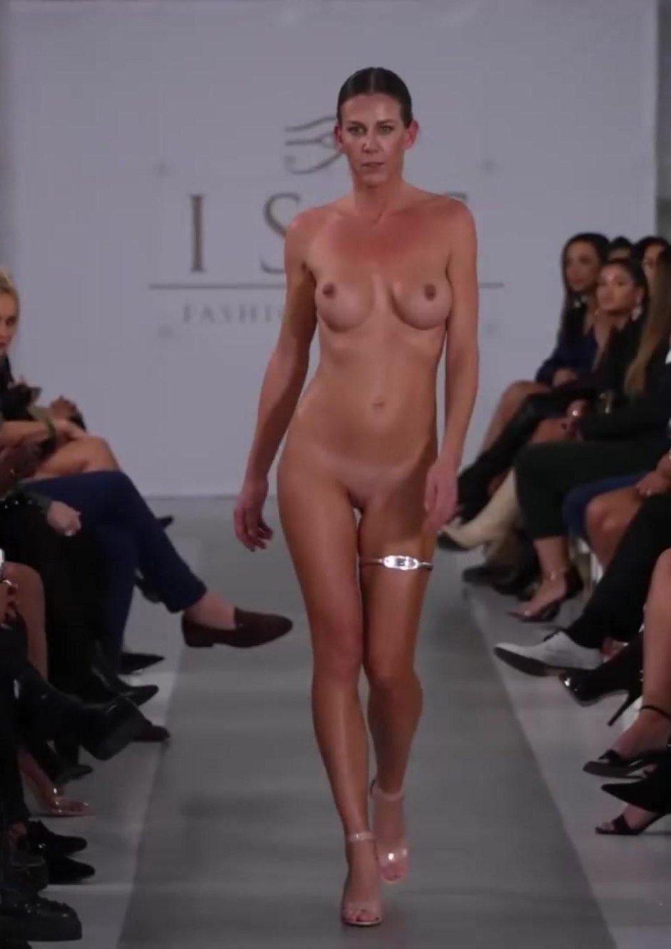 Голая на подиуме