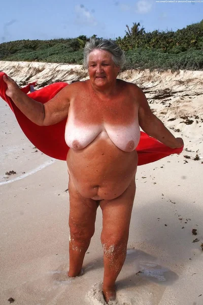 Старуха в купальнике