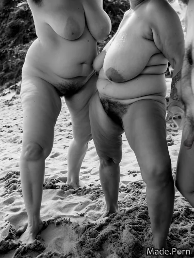 Волосатые женщины на пляже ретро