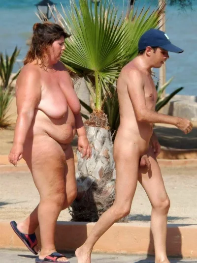 Жирная на пляже