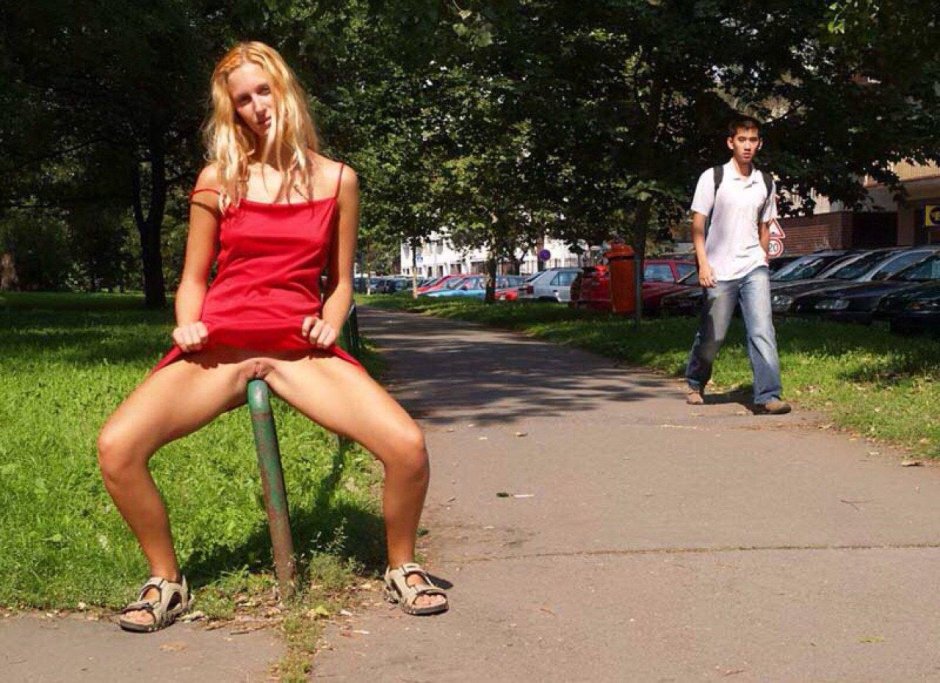 На улице без трусиков