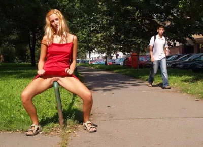 На улице без трусиков