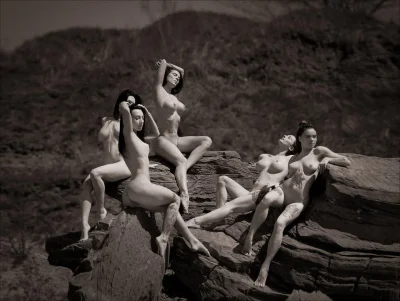 Групповая фотосессия в стиле ню