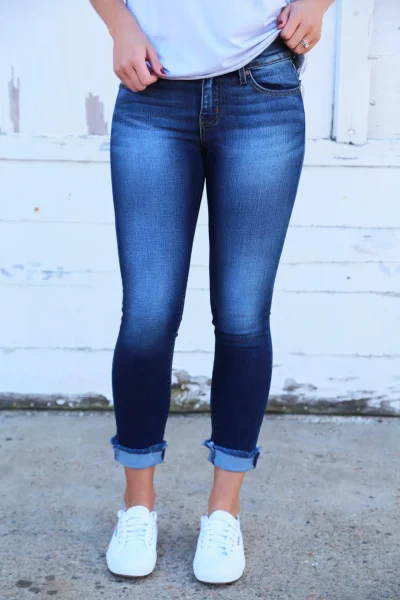 Ноги в джинсах