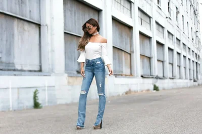 Красивая девушка в джинсах