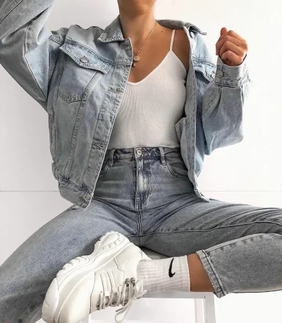 Стильная девушка в джинсах