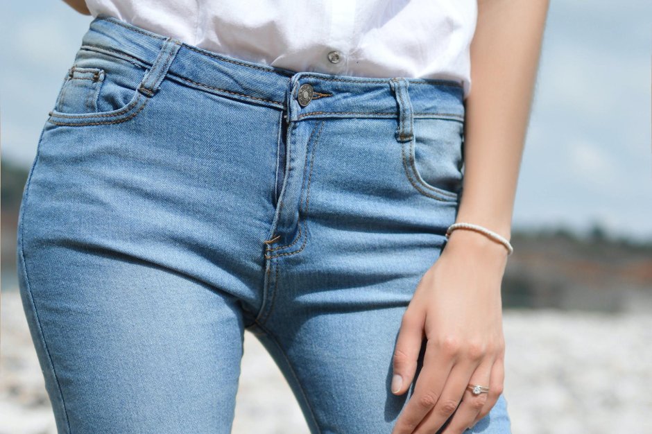 Девушка в джинсах с ремнëм