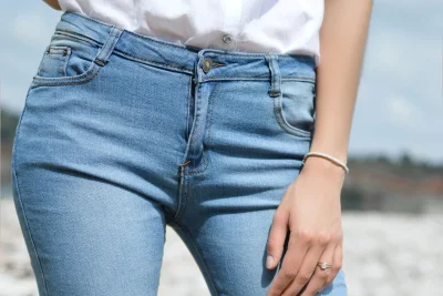 Девушка в джинсах с ремнëм