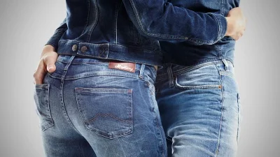 Женщина в джинсах