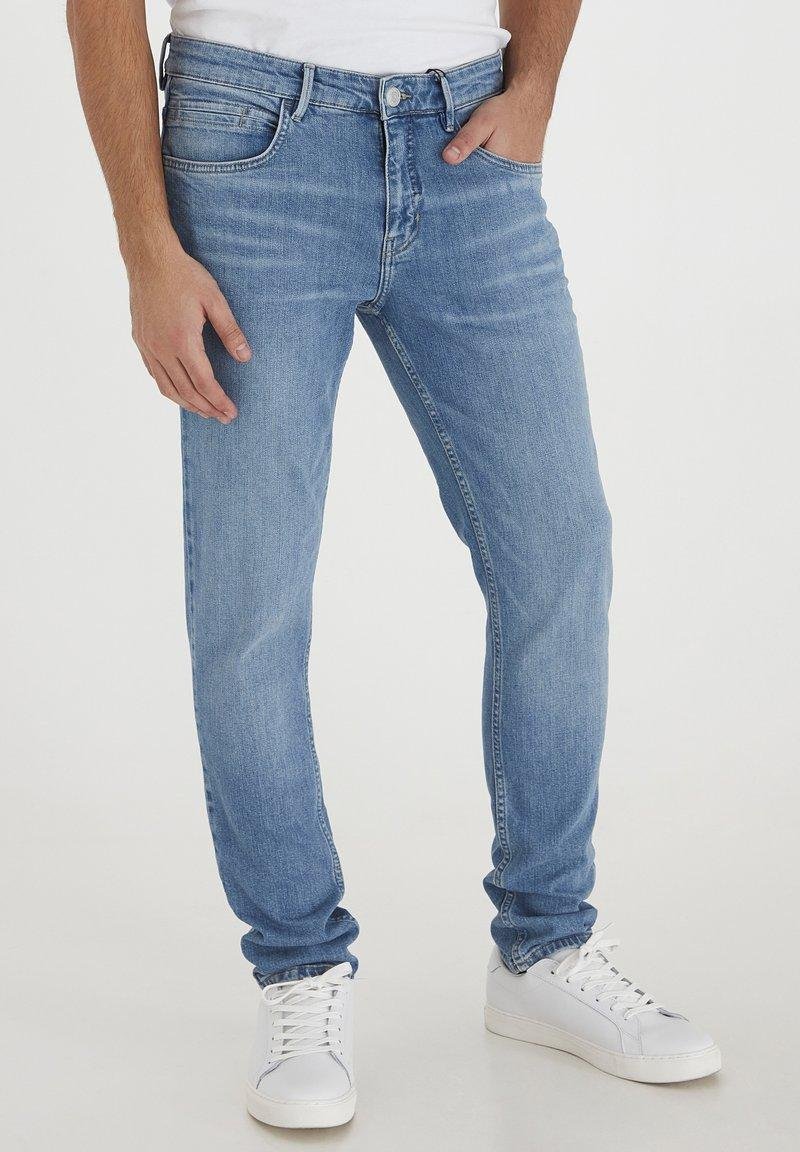 Джинсы мужские