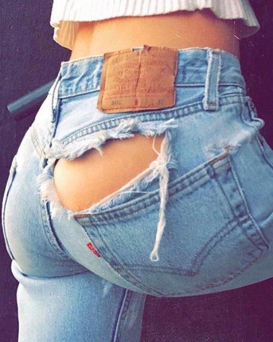 Голые задницы в порванных джинсах