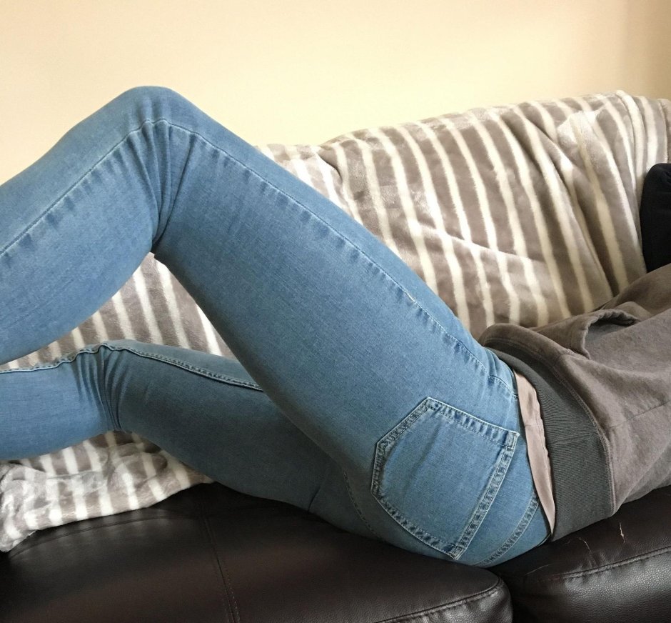 Девушка в обтягивающих джинсах