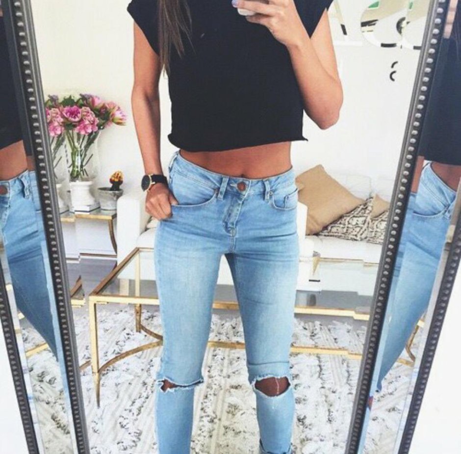 Девушка в джинсах и топе