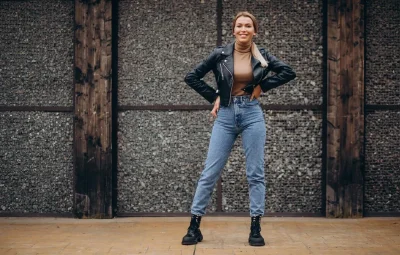 Девушка в джинсах