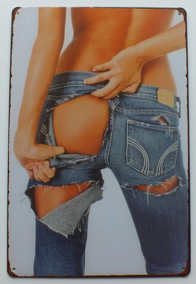 Голые попки в порванных джинсах