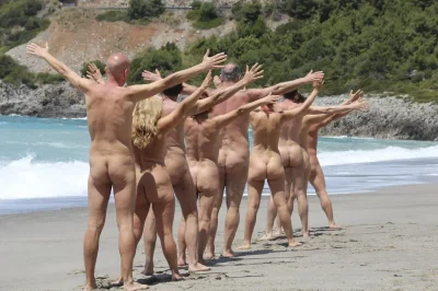 Голые люди на пляже