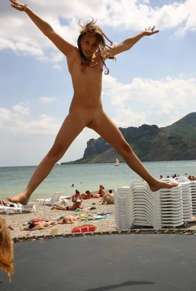 Маленька дівчинка нудистський пляж