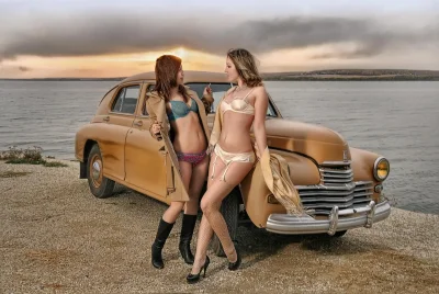 Ретро автомобили и девушки ню
