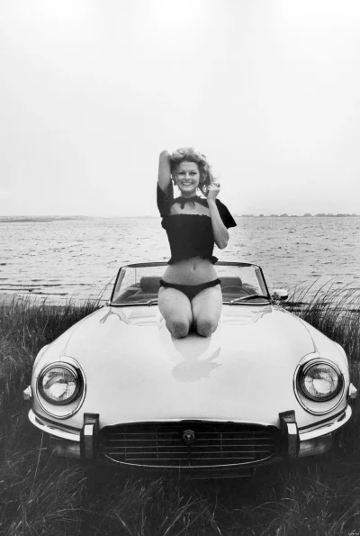 Девушка с автомобилем