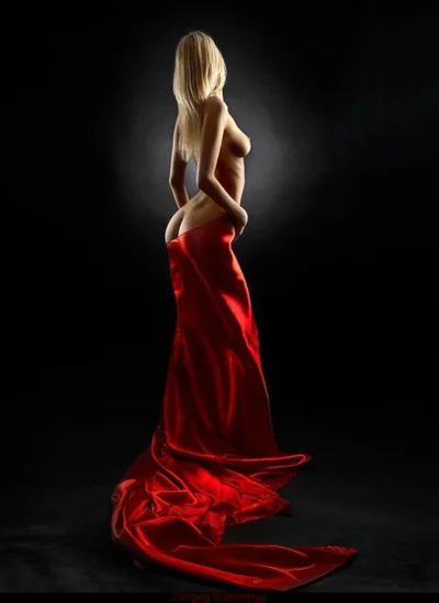 Девушка в красном платье ню