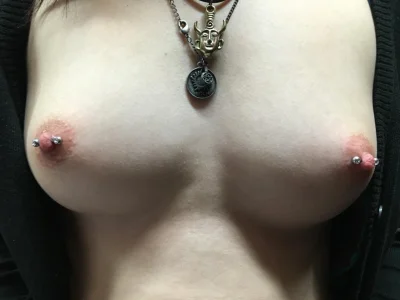 Соски с пирсингом крупным планом