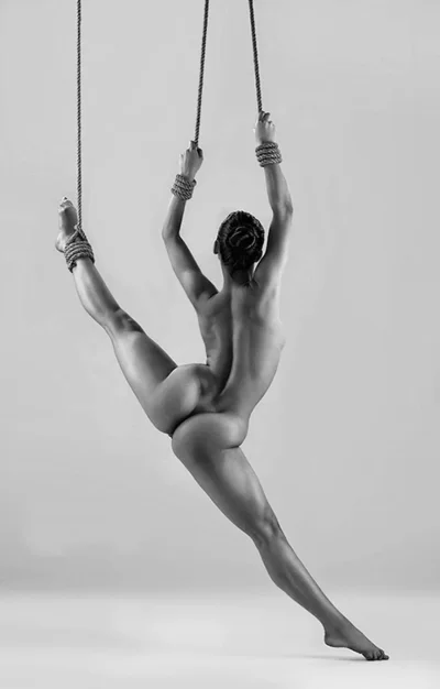 Голая гимнастка на канате