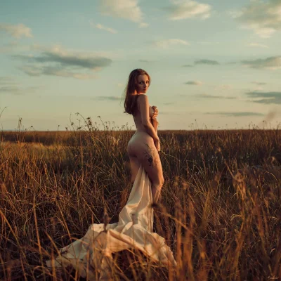 Эротическая фотосессия в поле