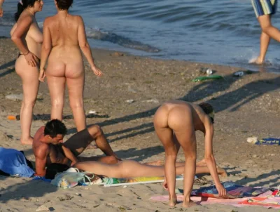 Голые на нудистком пляже