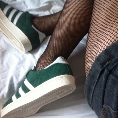 Ноги в колготках и кроссовках