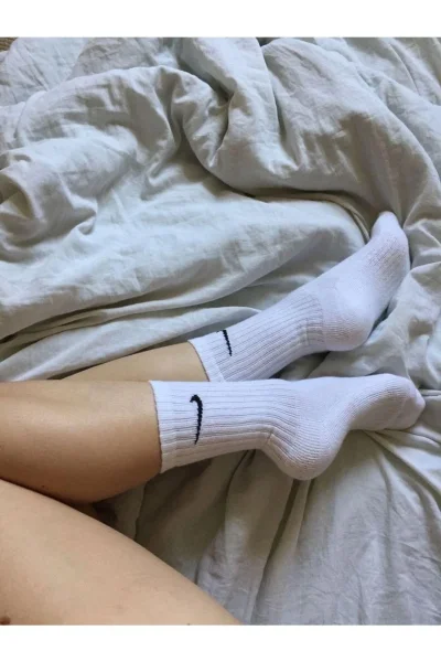 Девушка в носках