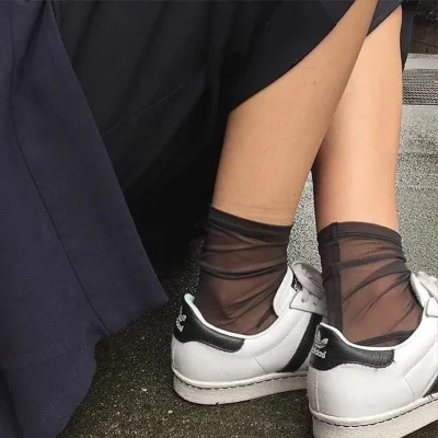 Капроновые носки и кроссовки