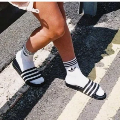 Шлепки в носках