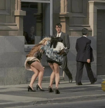 Элизабет олсен юбка ветер