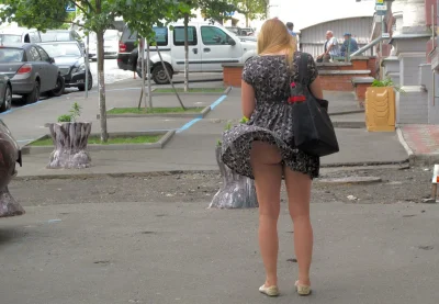 Ветер задрал юбки женщинам без трусов