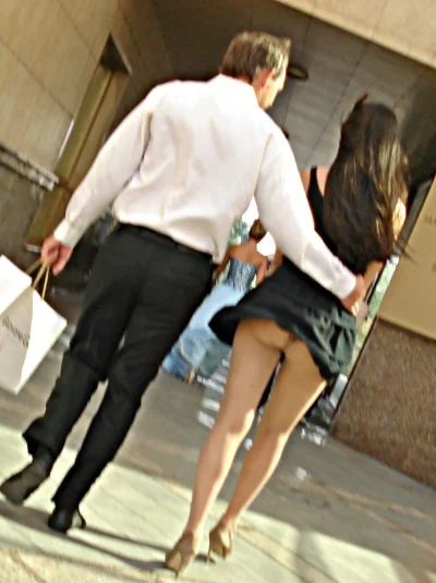 Элизабет олсен ветер задрал юбку