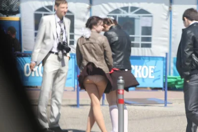 Короткая юбка задралась