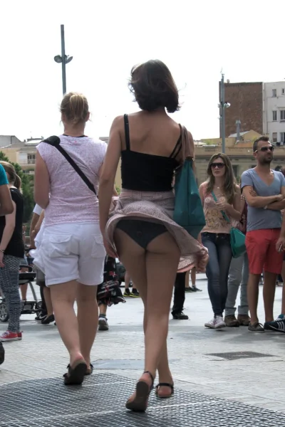 Выпускницы поднимают юбки