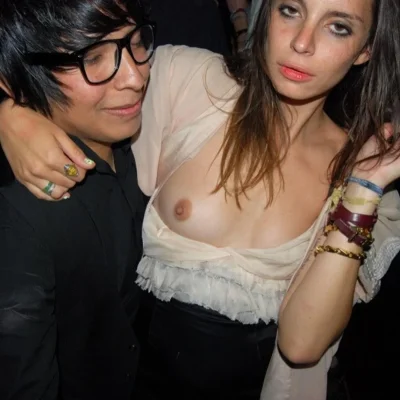 Засветила груди