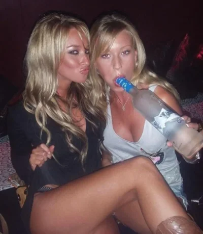 Красивая пьяная девушка