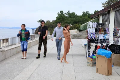 Прогулка по набережной голышом