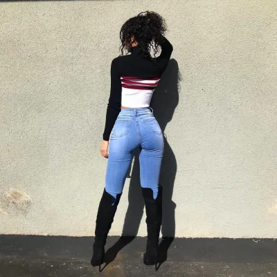 Девушка в джинсах обтяжку