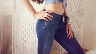 Девушка в джинсах