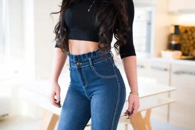 Девушки в джинсах с высокой талией